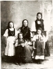 Mutter (Maria Hotz) und Töchter in Tracht, um 1920